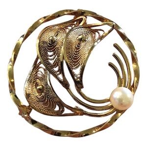 Vintage 1940s Gold Plated Floral Filigree Art Nouveau Brooch Faux Pearl 1.25”